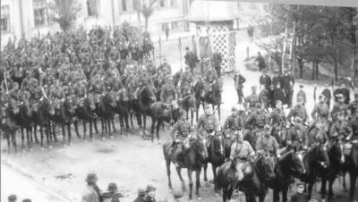 Plac Farny rok 1921, w głębi widać trafikę stojącą w chodniku na łuku ulicy Sokoła. Żr&oacute;dło: Materiały Biura Miejskiego Konserwatora Zabytk&oacute;w UM Rzeszowa